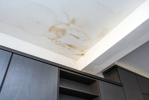 Decke ist aufgrund von Wasserschaden feucht